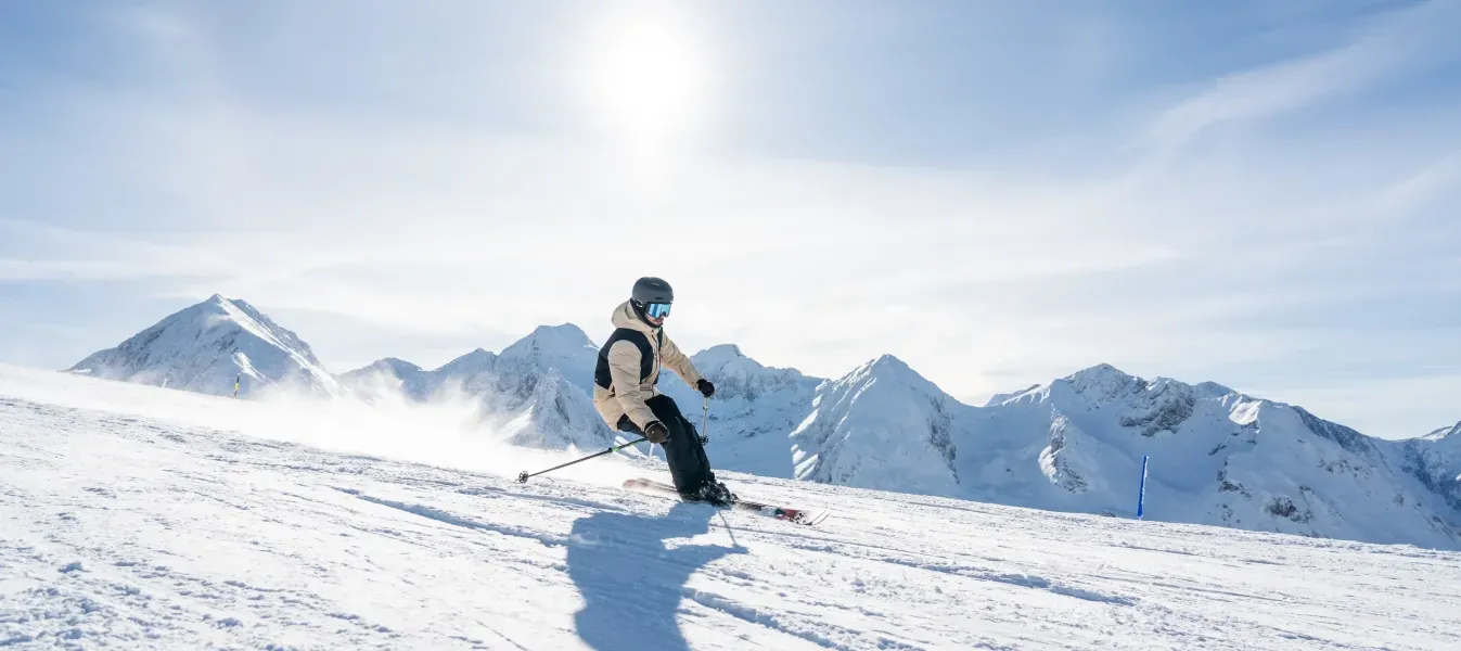 Skieur sur le versant de la station de ski Peyragudes